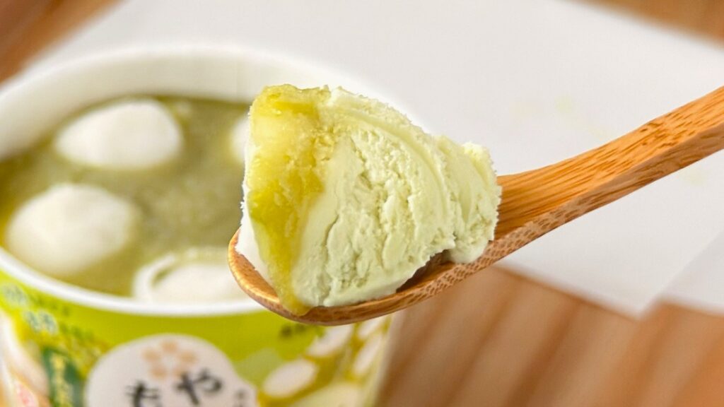 井村屋_「やわもちアイス ずんだもち味」をスプーンで持っている様子1