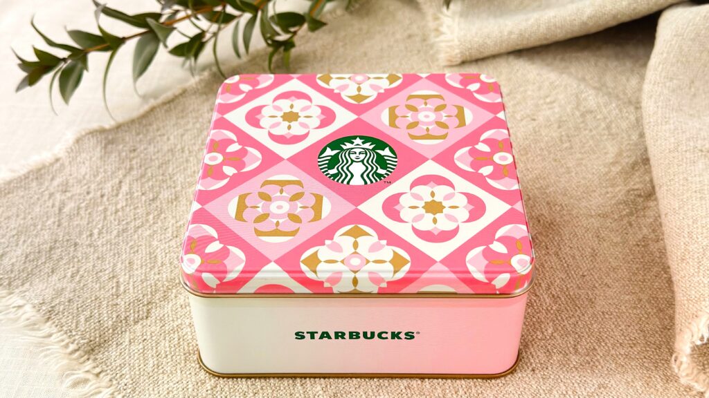 スターバックス_「桜の4種クッキーアソート」のパッケージが置いてある様子