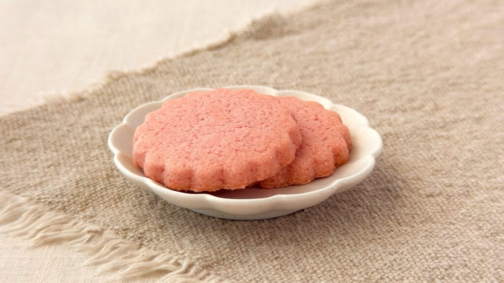 スターバックス_「桜の4種クッキーアソート」の花びらクッキー皿のせ