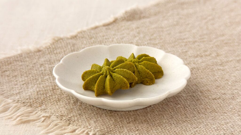 スターバックス_「桜の4種クッキーアソート」の絞りクッキー・抹茶皿のせ