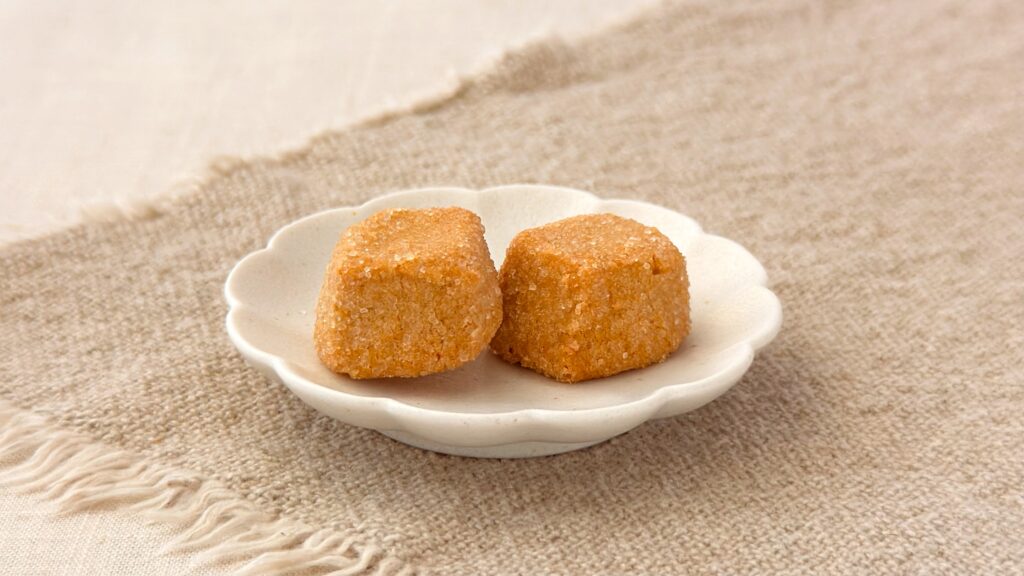 スターバックス_「桜の4種クッキーアソート」のキューブクッキー・キャラメル皿のせ