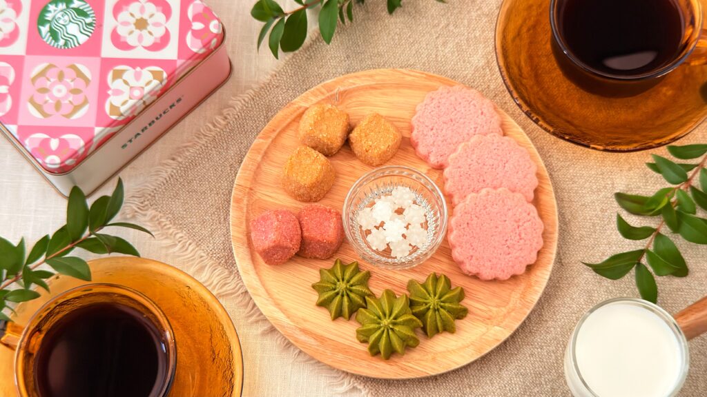 スターバックス_「桜の4種クッキーアソート」の皿盛りとパッケージ
