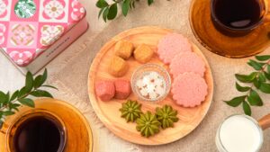 スターバックス_「桜の4種クッキーアソート」の皿盛りとパッケージ