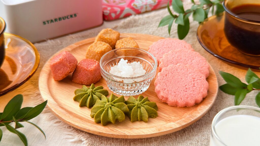 スターバックス_「桜の4種クッキーアソート」の皿盛りとコーヒーが並んでいる様子