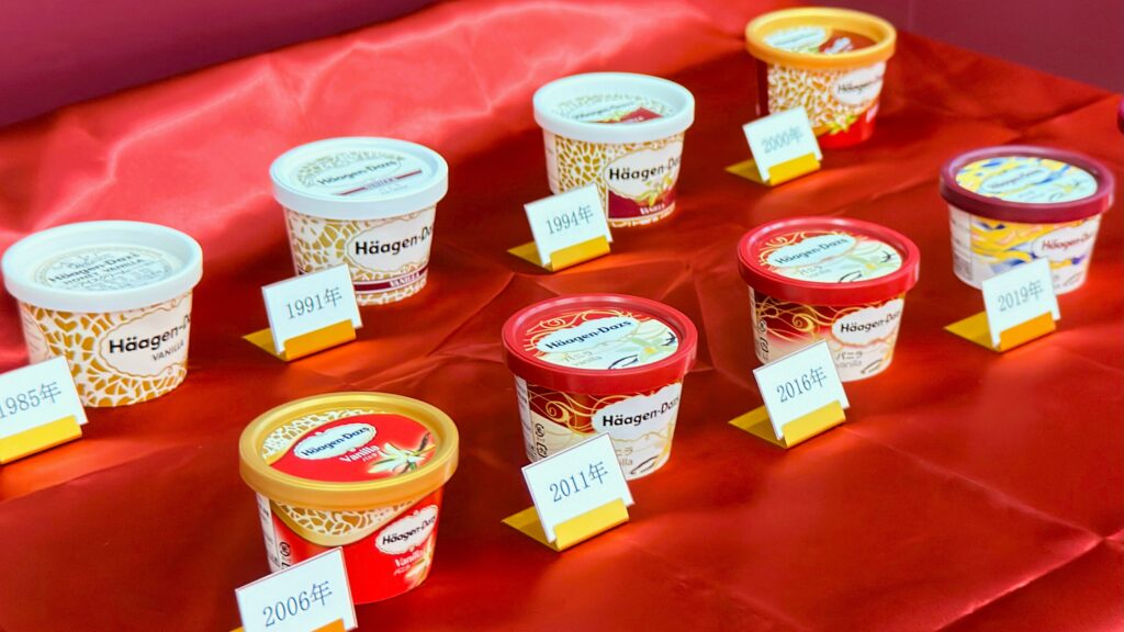 ハーゲンダッツ_歴代のミニカップバニラパッケージが並んでいる様子