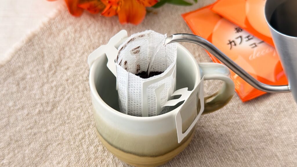 UCC_「おいしいカフェインレスコーヒーワンドリップコーヒー」にお湯を注いでいる様子