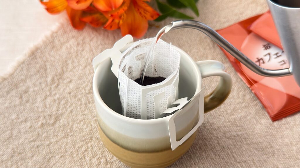 UCC_「おいしいカフェインレスコーヒーワンドリップコーヒー コク深め」にお湯を注いでいる様子