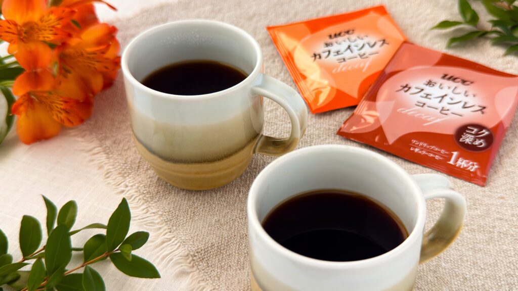 UCC_「おいしいカフェインレスコーヒーワンドリップコーヒー」と「おいしいカフェインレスコーヒーワンドリップコーヒー コク深め」が並んでいる様子