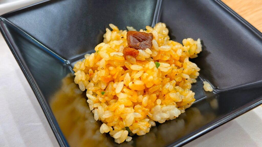 ニチレイ_「焦がし醤油香るビーフガーリックライス」の皿盛り
