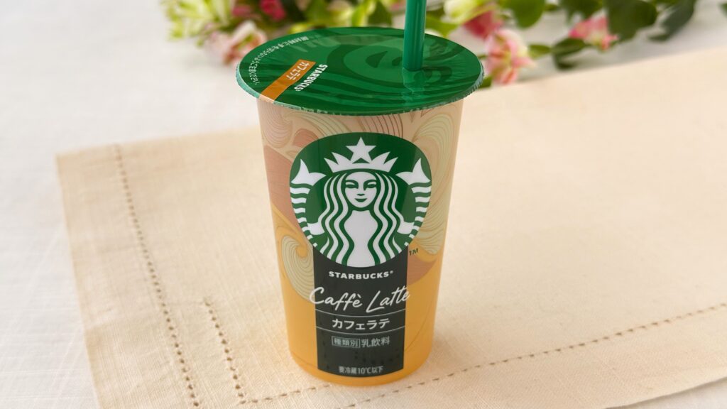 スターバックス_ストローでさした「カフェラテ」