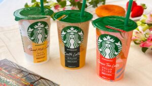 スターバックス_リニューアルした「カフェラテ」や「クラシックティーラテ」「スイートミルクラテ」のパッケージやドーナツが置いてある様子