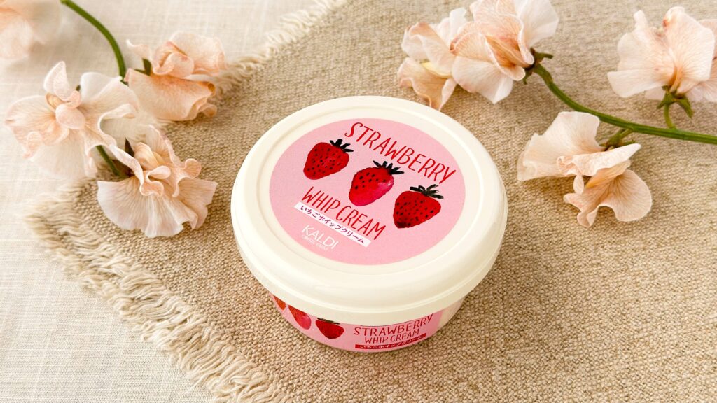 カルディ_お花に囲まれた「カルディオリジナル いちごホイップクリーム」のパッケージ