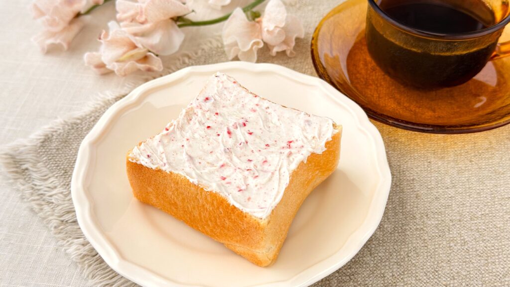 カルディ_「カルディオリジナル いちごホイップクリーム」を塗ったパンの皿のせ