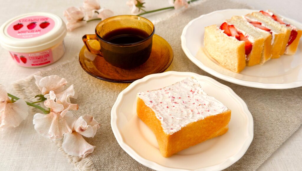 カルディ_「カルディオリジナル いちごホイップクリーム」を塗ったパン皿のせやコーヒー、パッケージが並んでいる様子