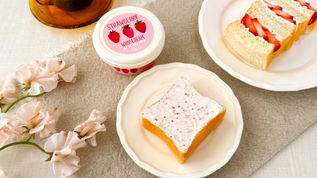 カルディ_「カルディオリジナル いちごホイップクリーム」を塗ったパンやパッケージが並んでいる様子