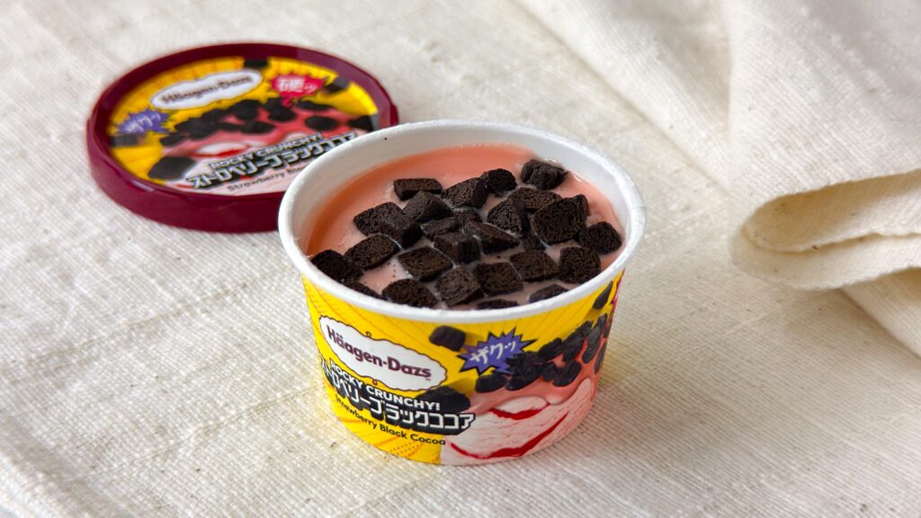 ハーゲンダッツ_「ROCKY CRUNCHY!ストロベリーブラックココア」のパッケージ開け