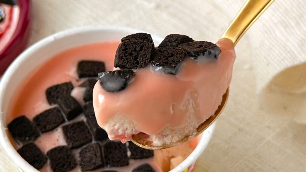 ハーゲンダッツ_「ROCKY CRUNCHY!ストロベリーブラックココア」をスプーンですくっている様子
