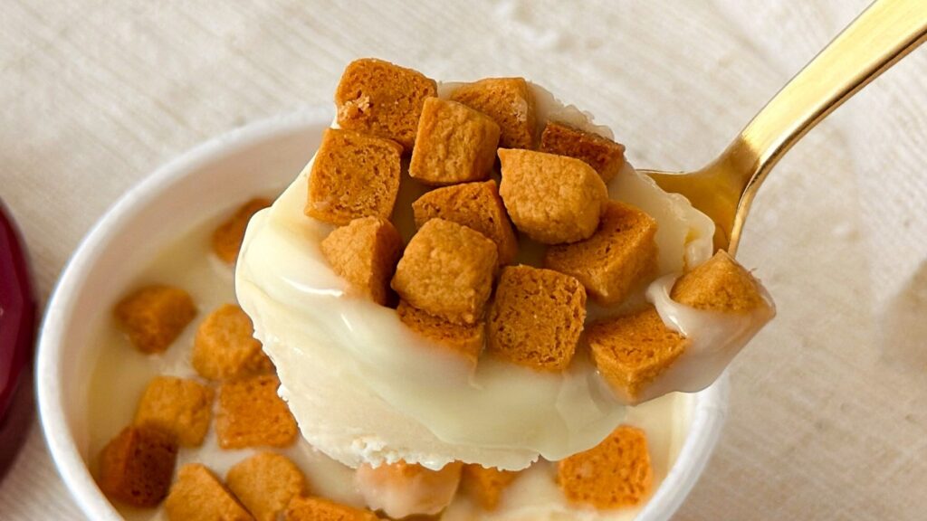 ハーゲンダッツ_「ROCKY CRUNCHY!ソルティハニーバター」をスプーンですくっている様子