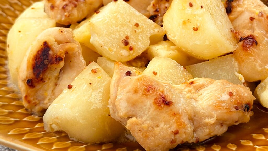 大塚食品_皿に盛り付けた「メインディップ 鶏ももポテトのハニーマスタード」