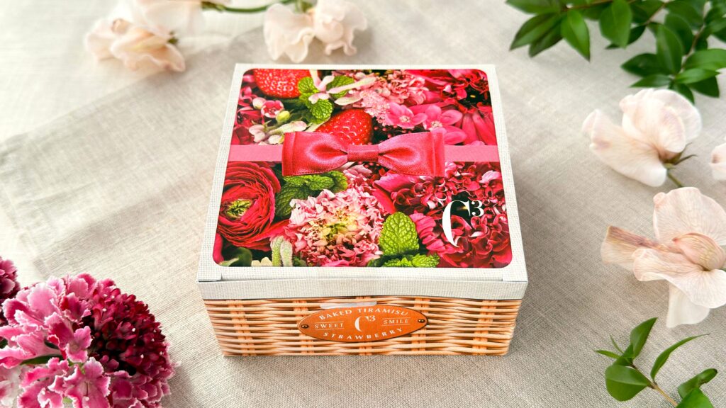 シーキューブ_花に囲まれた「焼きティラミス いちご」のパッケージ