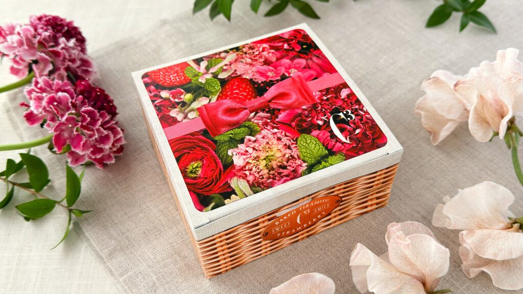 シーキューブ_「焼きティラミス いちご」のパッケージが置かれている様子