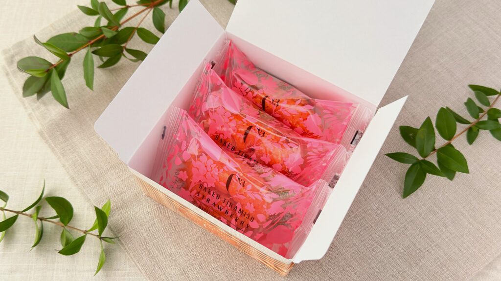 シーキューブ_「焼きティラミス いちご」のパッケージ開け