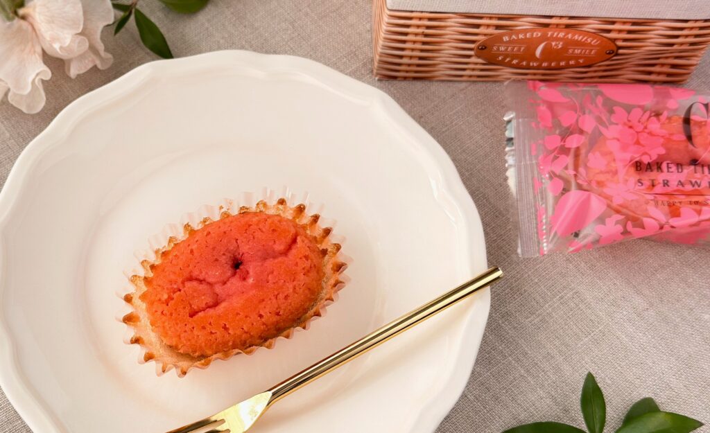 シーキューブ_「焼きティラミス いちご」とパッケージが置かれている様子