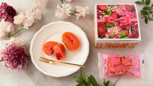 シーキューブ_「焼きティラミス いちご」のパッケージと皿盛り