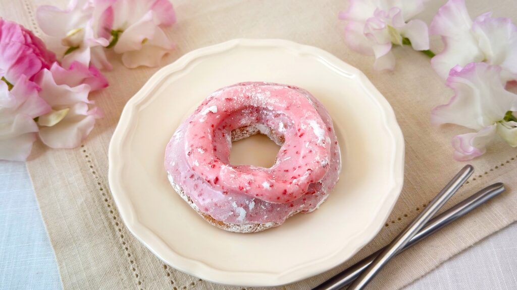 ミスタードーナツ_「桜もちっとドーナツ 春めくいちごホイップだいふく風」の皿のせ