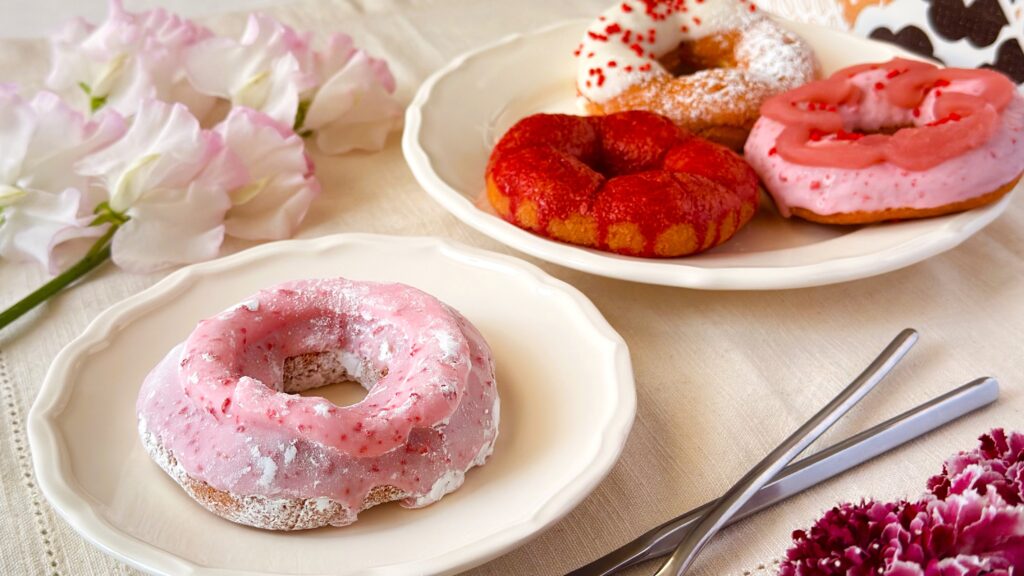 ミスタードーナツ_桜もちっとドーナツの「 春めくいちごホイップだいふく風」や「花やぐいちごみるくカスタード」「咲くいちごみるく」「春かおるいちご風」が並んでいる様子