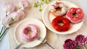 ミスタードーナツ_桜もちっとドーナツの「 春めくいちごホイップだいふく風」や「花やぐいちごみるくカスタード」「咲くいちごみるく」「春かおるいちご風」を食べている様子