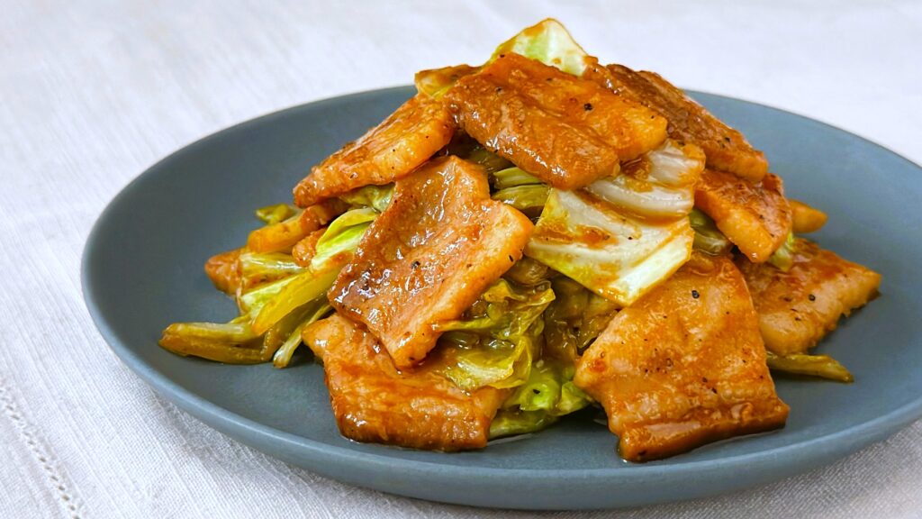 大塚食品_皿に盛り付けた「メインディップ 豚バラキャベツのローストガーリック炒め」