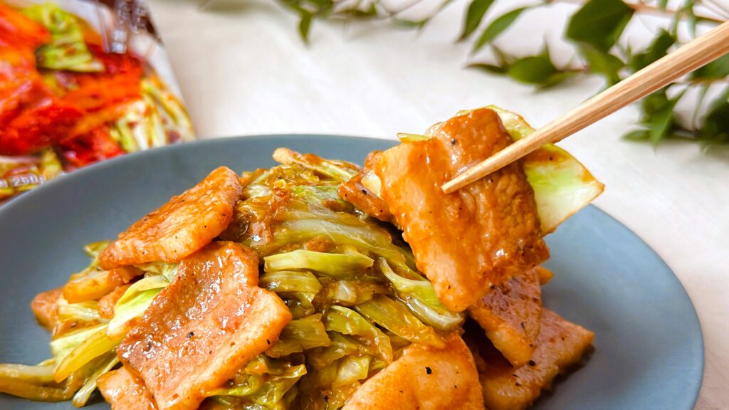 大塚食品_「メインディップ 豚バラキャベツのローストガーリック炒め」を食べている様子