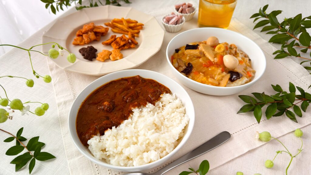 無印良品_「八宝菜」や「デミグラスソースの欧風ビーフカレー」などがテーブルに並んでいる様子