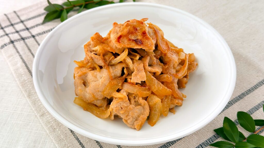 大塚食品_皿に盛り付けた「メインディップ 豚ロース玉ねぎのしょうが焼き」