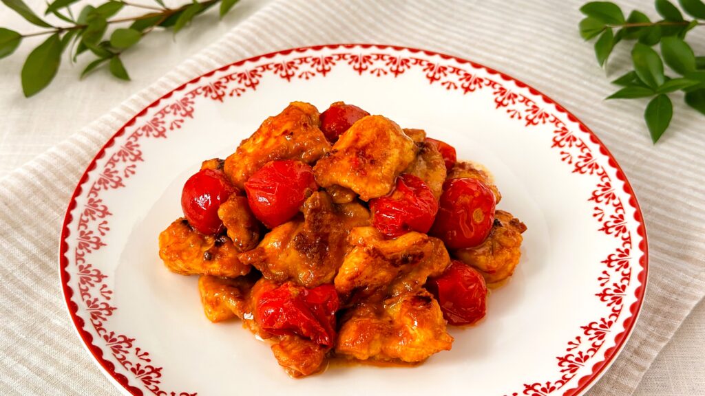 大塚食品_「メインディップ 鶏ももトマトのタンドリー」がテーブルに置いてある様子