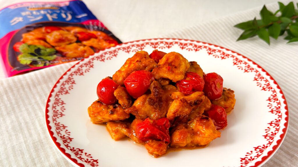 大塚食品_「メインディップ 鶏ももトマトのタンドリー」の皿盛りとパッケージ