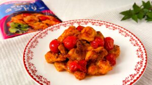 大塚食品_「メインディップ 鶏ももトマトのタンドリー」の皿盛りとパッケージ