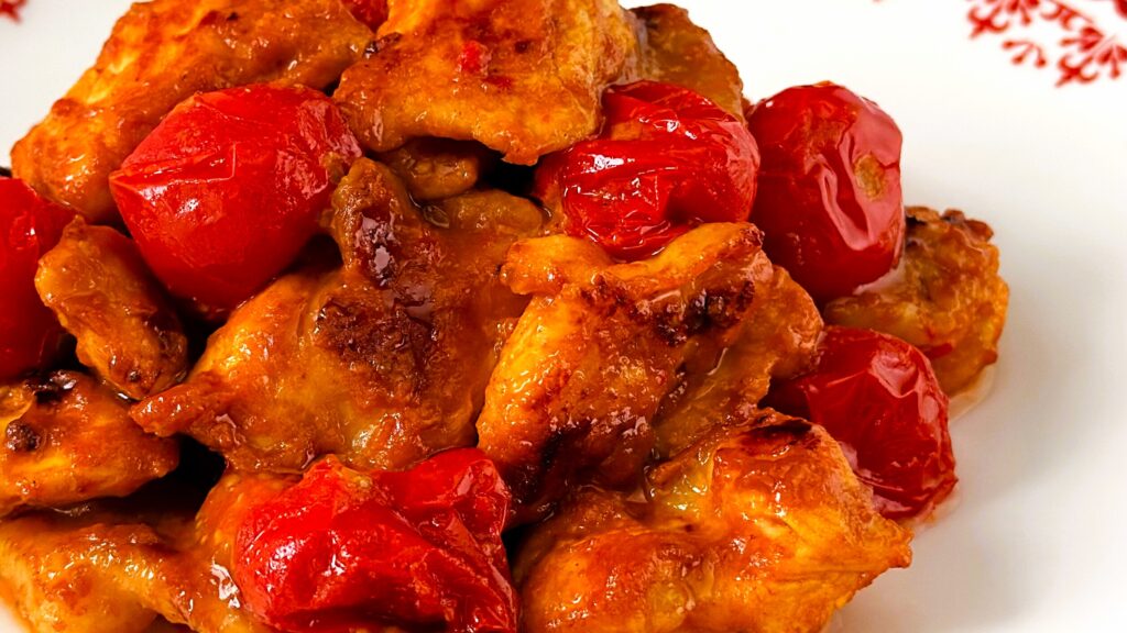 大塚食品_皿に盛り付けた「メインディップ 鶏ももトマトのタンドリー」