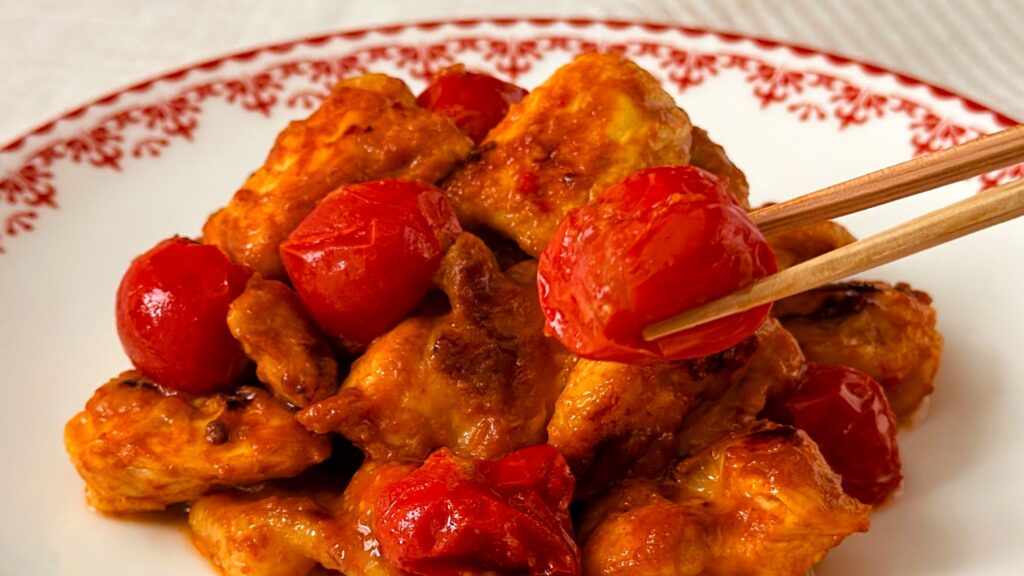 大塚食品_「メインディップ 鶏ももトマトのタンドリー」のトマトを箸で持っている様子