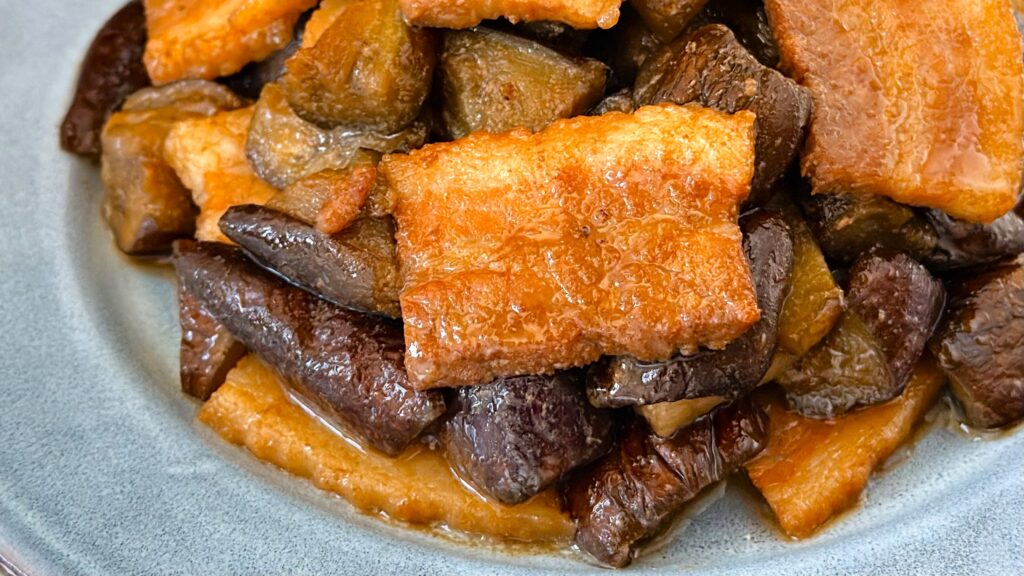 大塚食品_皿に盛り付けた「メインディップ 豚バラなすのバルサミコ炒め」