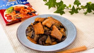 大塚食品_「メインディップ 豚バラなすのバルサミコ炒め」の皿盛りとパッケージ