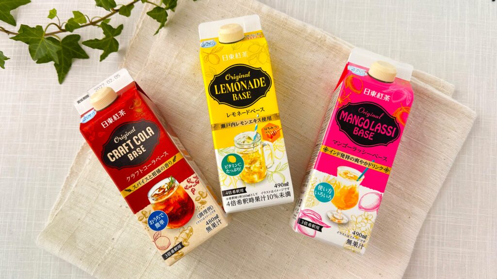 日東紅茶_「オリジナルクラフトコーラベース」や「オリジナルレモネードベース」「オリジナルマンゴーラッシーベース」が並んでいる様子