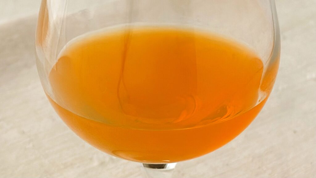 日東紅茶_グラスに注いだ「オリジナルマンゴーラッシーベース」