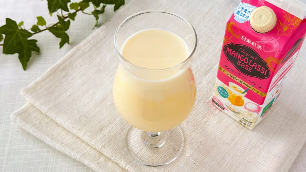 日東紅茶_「オリジナルマンゴーラッシーベース」にミルクをブレンドしたドリンク