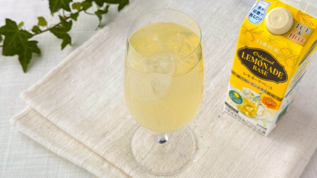 日東紅茶_「オリジナルレモネードベース」に炭酸水をブレンドしたドリンク