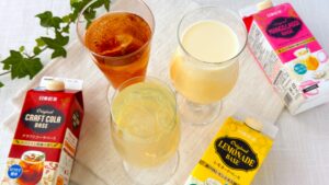 日東紅茶_「オリジナルクラフトコーラベース」や「オリジナルレモネードベース」「オリジナルマンゴーラッシーベース」で作ったドリンクやパッケージが並んでいる様子