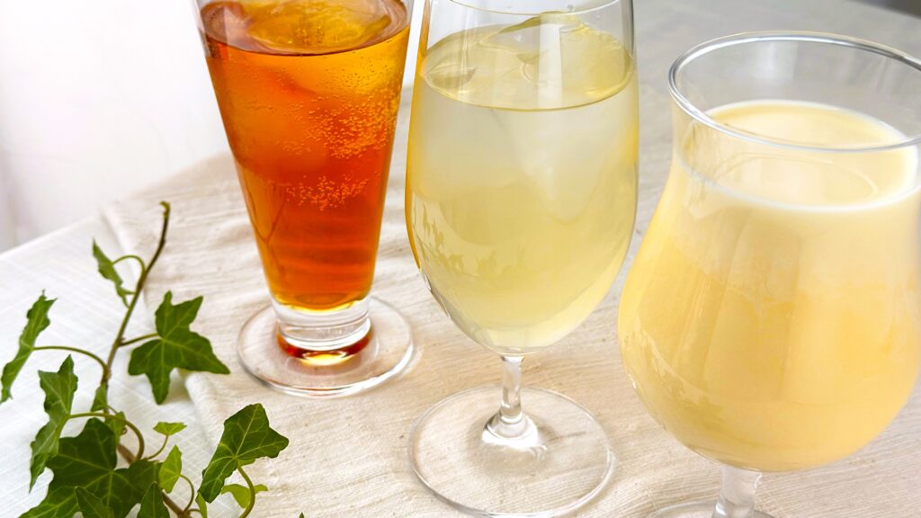 日東紅茶_グラスに注いだ「オリジナルクラフトコーラベース」や「オリジナルレモネードベース」「オリジナルマンゴーラッシーベース」で作ったドリンクが並んでいる様子