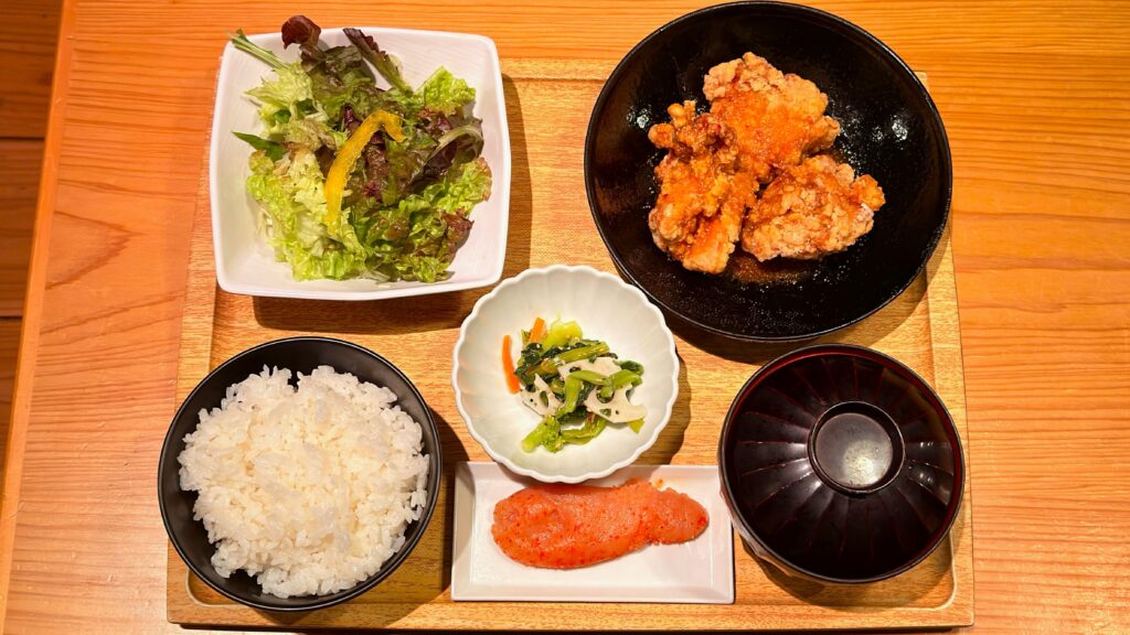 やまや_「熟成鶏の唐揚げめんたい風味定食」がテーブルの上に並んでいる様子