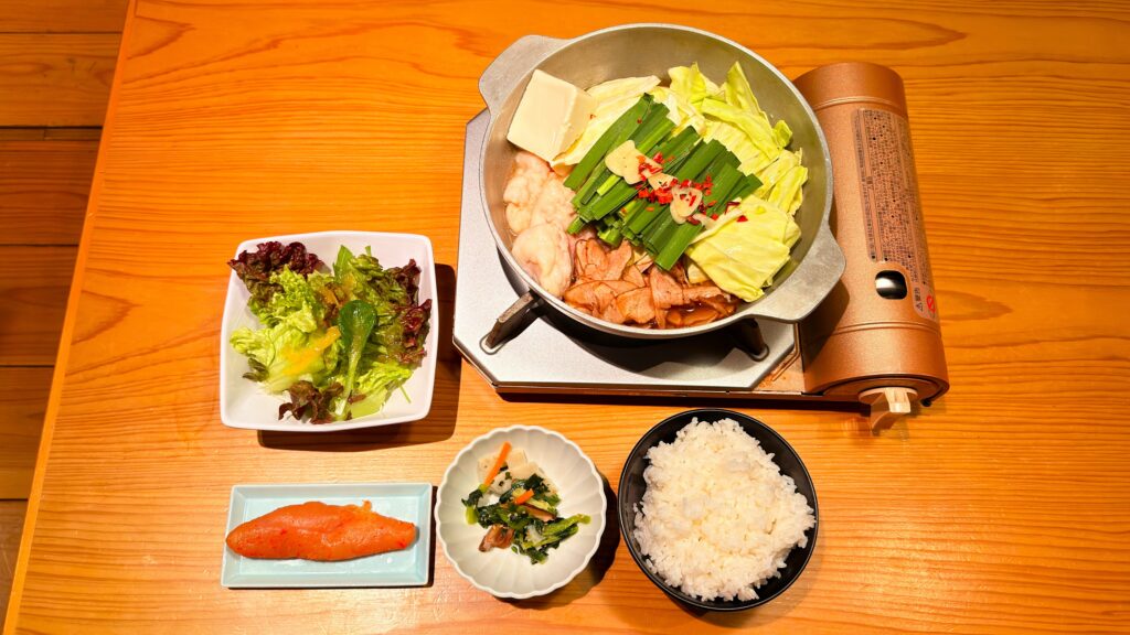 やまや_「やまや自慢のもつ鍋膳」がテーブルの上に並んでいる様子